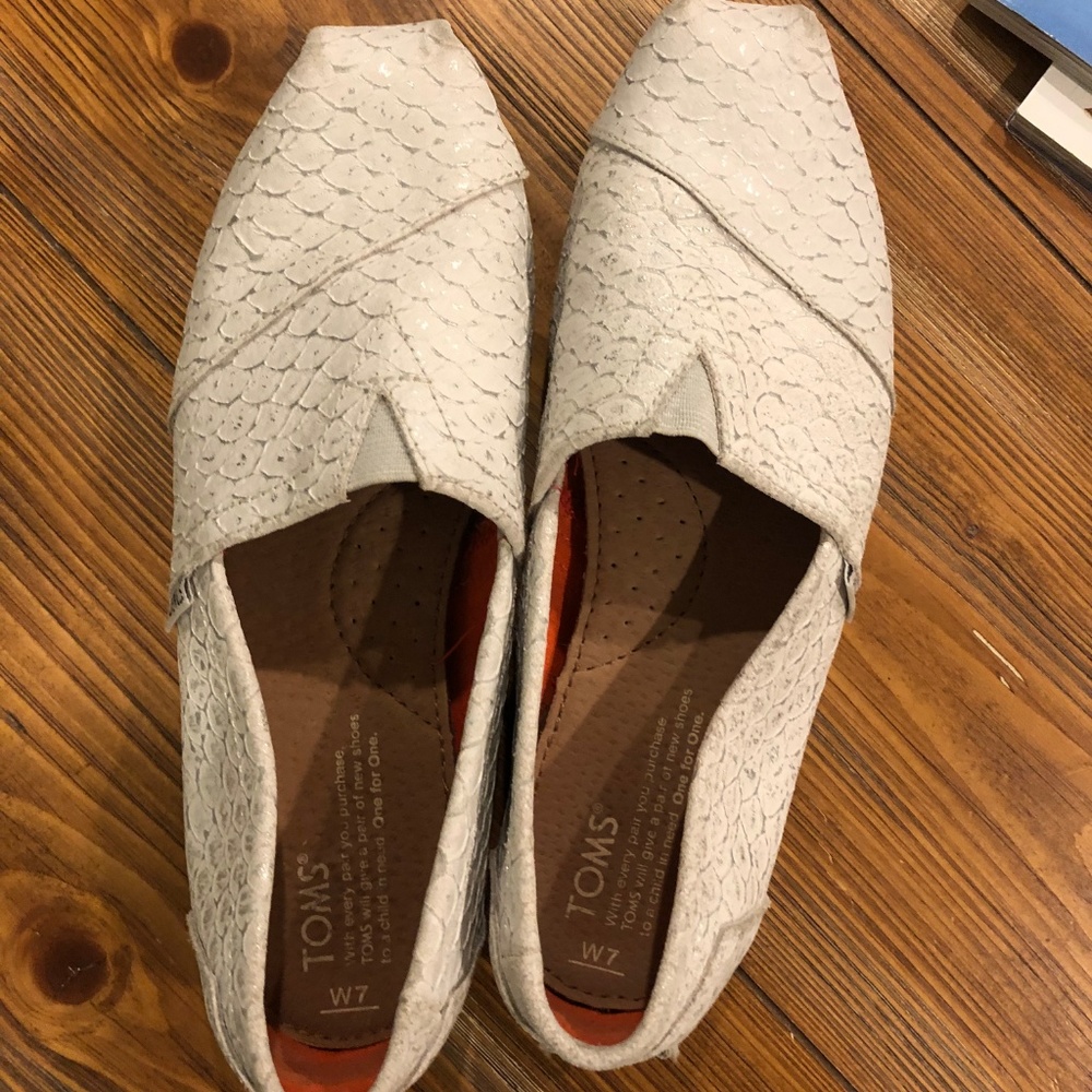 TOMS Women Slip on size 7